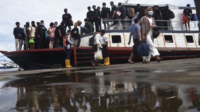 Wisatawan turun dari kapal penumpang di Pelabuhan Kali Adem, Jakarta, Minggu (5/12/2021). [ANTARA FOTO/Indrianto Eko Suwarso]