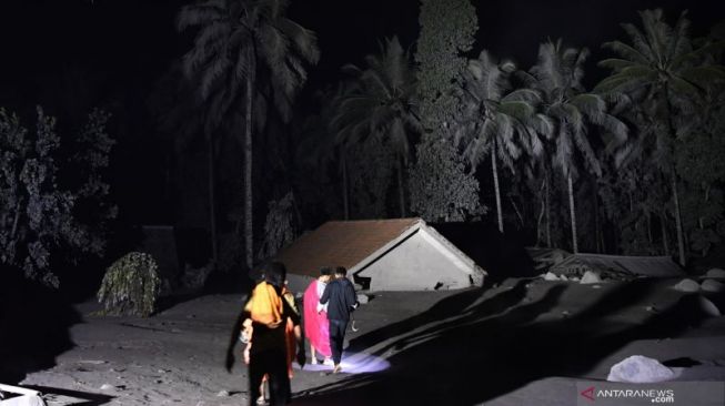 Update Info Gunung Semeru Meletus, 300 KK Mengungsi, 2 Orang Hilang, Puluhan Terjebak