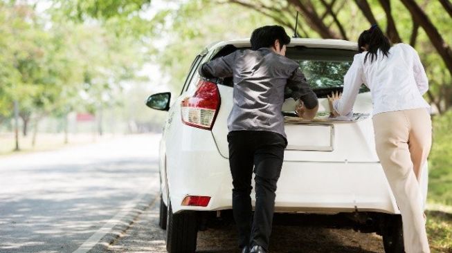 Cara Dorong Mobil Mogok Karena Aki Mati dan Tipsnya