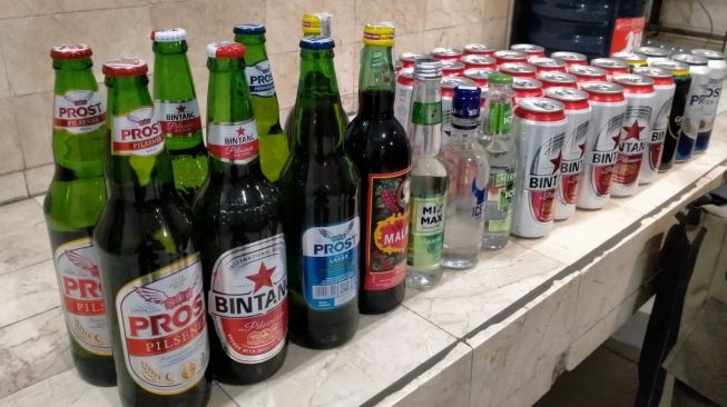 Puluhan Minuman Keras di Banjarbaru Kembali Disita Polisi Dari Tangan Pria 