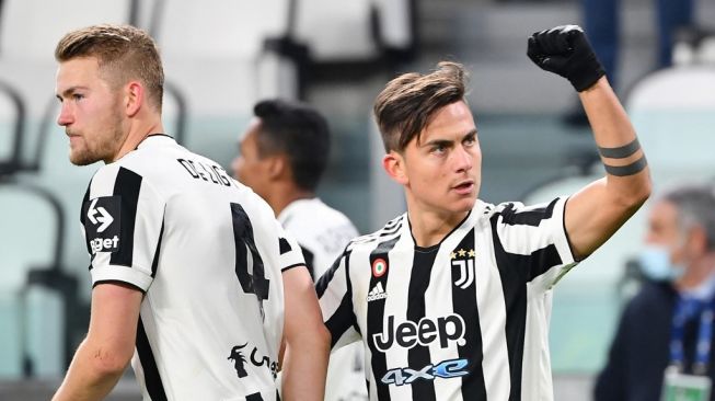 Penyerang Juventus, Paulo Dybala (kanan) merayakan setelah mencetak gol kedua timnya dalam lanjutan Liga Italia antara Juventus vs Genoa pada 5 Desember 2021 di stadion Juventus di Turin.Isabella BONOTTO / AFP.