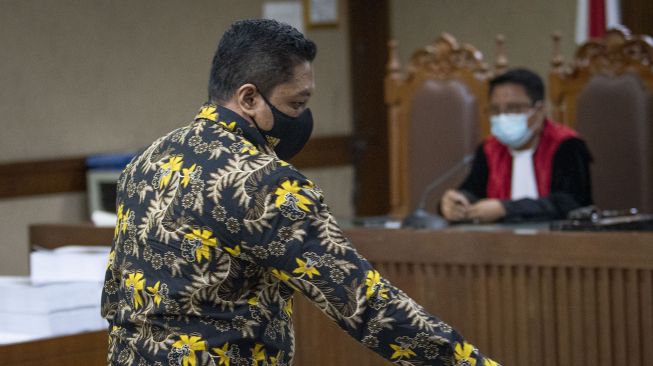 Terdakwa mantan penyidik KPK AKP Stepanus Robin Pattuju berjalan saat akan menjalani sidang pembacaan tuntutan di Pengadilan Tipikor, Jakarta, Senin (6/12/2021). ANTARA FOTO/Aditya Pradana Putra