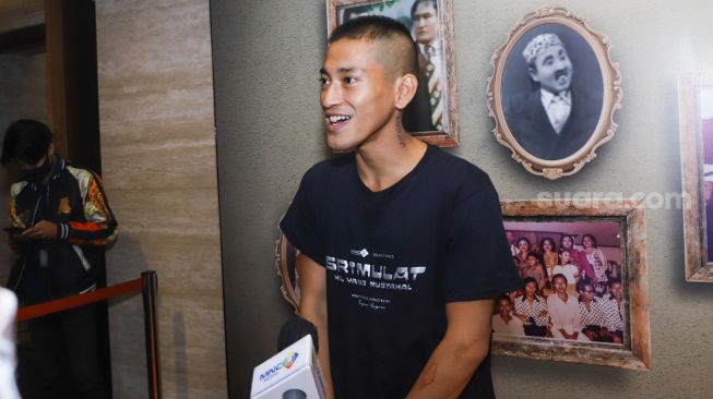 Aktor Bio One  ketika ditemui awak media usai jumpa pers film Srimulat : Hil Yang Mustahal di Kebon Jeruk, Jakarta Barat, Senin (6/12/2021). [Suara.com/Alfian Winanto]