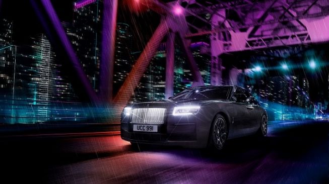 Rolls-Royce Black Badge Ghost, Pesona Hitam Beraksen Biru Segar