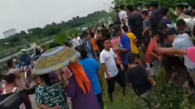 Mayat Pelajar Ditemukan di Semak-semak Sungai Ciampel Karawang, Masih Berseragam