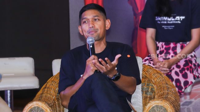 Aktor Ibnu Jamil saat jumpa pers film Srimulat : Hil Yang Mustahal di Kebon Jeruk, Jakarta Barat, Senin (6/12/2021). [Suara.com/Alfian Winanto]