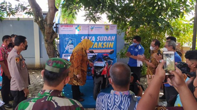 Suasana vaksinasi berhadiah undian sepeda motor di Sragen [Yamaha Indonesia].