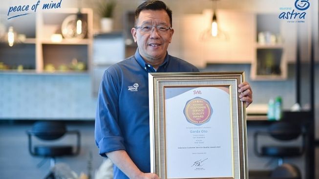 Chief Marketing Officer Retail Business Asuransi Astra, Gunawan Salim saat menerima penghargaan Indonesia Customer Service Quality Award 2021 [Asuransi Astra]. 