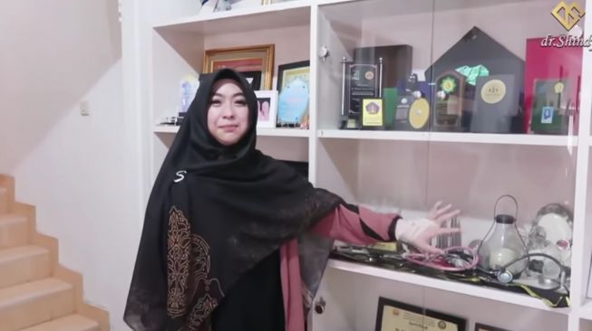 Potret Rumah Shindy Kakak Ria Ricis. [YouTube/Dokter Shindy]