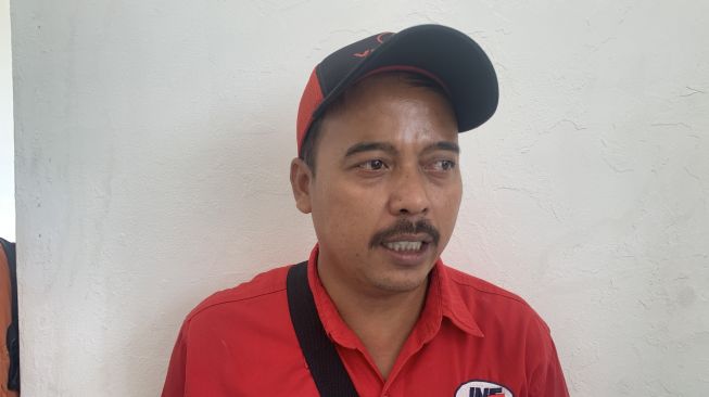 Yanto (35) adik ipar Munirah ketika diwawancarai di Kantor Kelurahan Palumbonsari, Senin (6/12/2021).(SuaraBekaci/Akhmad Nursyeha)