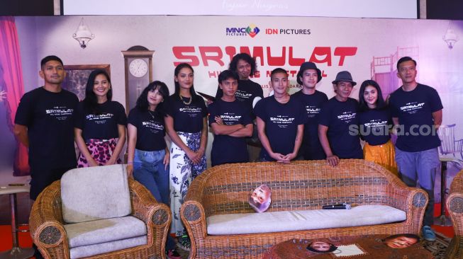 Para pemain film Srimulat : Hil Yang Mustahal saat  jumpa pers di Kebon Jeruk, Jakarta Barat, Senin (6/12/2021). [Suara.com/Alfian Winanto]