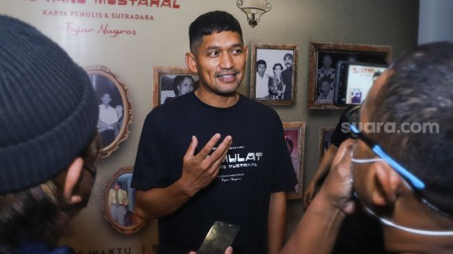 Aktor Ibnu Jamil saat ditemui awak media usai jumpa pers film Srimulat : Hil Yang Mustahal di Kebon Jeruk, Jakarta Barat, Senin (6/12/2021). [Suara.com/Alfian Winanto]