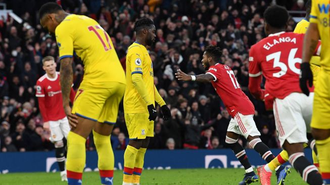 Gelandang Manchester United asal Brasil, Fred, merayakan mencetak gol pertama timnya selama pertandingan sepak bola Liga Premier Inggris antara Manchester United melawan Crystal Palace di Old Trafford di Manchester,  laut Inggris, pada 5 Desember 2021. Paul ELLIS / AFP