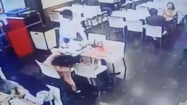 CCTV Aksi Pencurian HP di Restoran Siap Saji Mega Mall Bekasi Viral