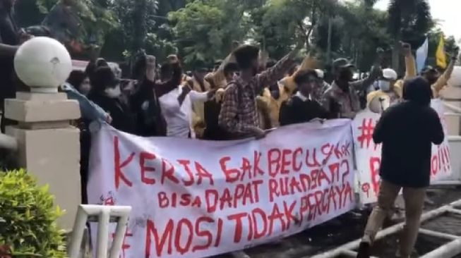 Mahasiswa berdemo di Gedung baru DPRD Kota Bekasi [Instagram]