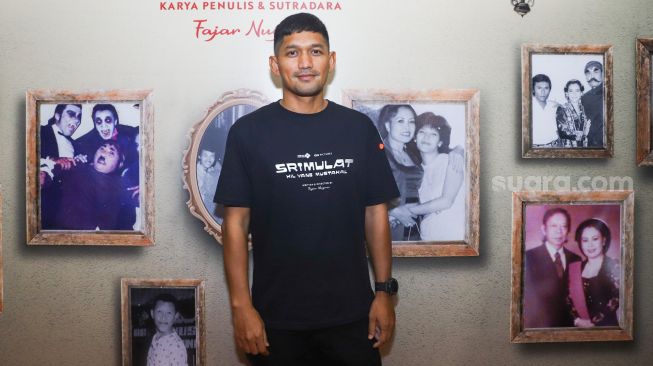 Aktor Ibnu Jamil saat ditemui usai jumpa pers film Srimulat : Hil Yang Mustahal di Kebon Jeruk, Jakarta Barat, Senin (6/12/2021). [Suara.com/Alfian Winanto]