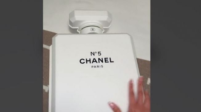 Viral Beli Kalender Chanel Rp11,5 Juta, Wanita Ini Kaget Isinya Cuma Begini