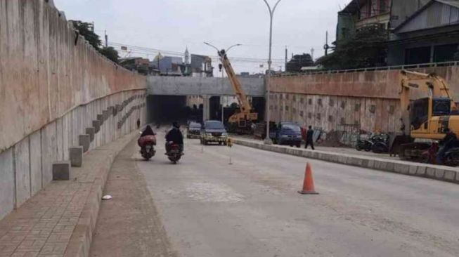 Pengguna jalan melintasi Underpass Cibitung, Kabupaten Bekasi, Jawa Barat yang sedang diuji coba. ANTARA/Pradita Kurniawan Syah