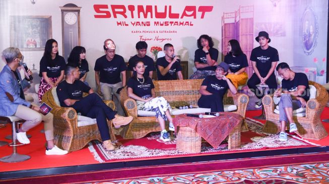 Suasana saat jumpa pers film Srimulat : Hil Yang Mustahal di Kebon Jeruk, Jakarta Barat, Senin (6/12/2021). [Suara.com/Alfian Winanto]