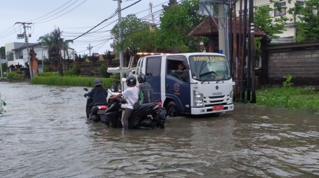 Kawasan Seminyak Banjir Setinggi Paha, Banyak Warga Motornya Mati Karena Nekat Terobos