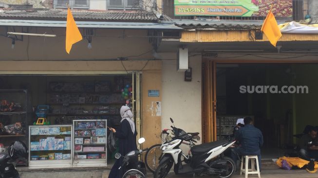 Keras! Protes Jalan ke Alun-alun Kota Tegal Ditutup, Pemilik Toko Pasang Bendera Kuning