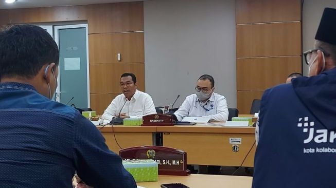 Direktur Utama Transjakarta Mochammad Yana saat Rapat Kerja bersama Komisi B DPRD DKI Jakarta di Jakarta, Senin (6/12/2021). [Antara/Mentari Dwi Gayati]