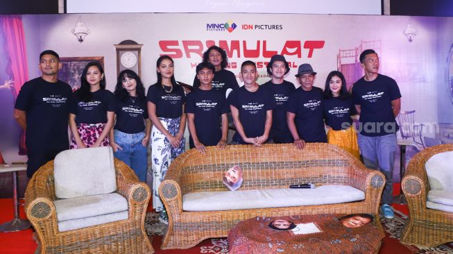 Para pemain film Srimulat : Hil Yang Mustahal saat jumpa pers di Kebon Jeruk, Jakarta Barat, Senin (6/12/2021). [Suara.com/Alfian Winanto]