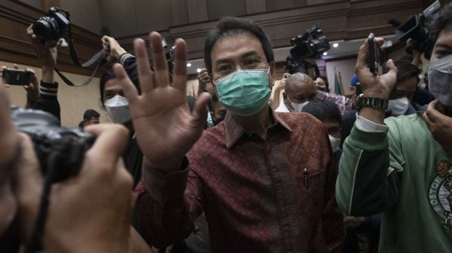 Terdakwa Azis Syamsuddin (tengah) berjalan usai menjalani sidang perdana kasus suap mantan penyidik KPK AKP Stepanus Robin Pattuju alias Robin di Pengadilan Tipikor, Jakarta, Senin (6/12/2021).  ANTARA FOTO/Aditya Pradana Putra