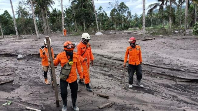 Bantu Cari Korban Hilang, Khori Terperosok ke Pasir Panas Erupsi Gunung Semeru