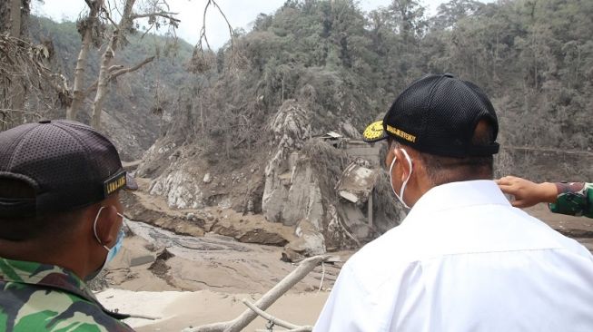 Menko PMK Muhadjir Effendy meninjau kondisi jembatan Besuk Kobokan yang runtuh pasca disapu arus lahar dingin dari erupsi Gunung Semeru, Lumajang, Jawa Timur, Senin (6/12/2021). [Dok. Humas Kemenko PMK] 