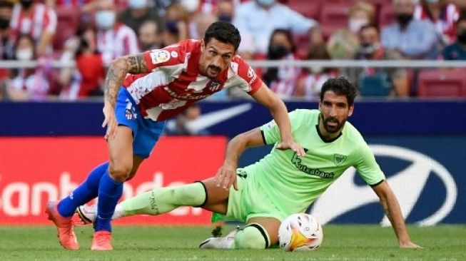 Pemain Atletico Madrid Stevan Savic berebut bola dengan pemain Bilbao dalam pertandingan La Liga di Estadio Wanda Metropolitano, 18 September 2021. [AFP]