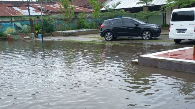 Salah satu sekolah di Kecamatan Ampenan, Kota Mataram, tergenang akibat cuaca ekstrem dengan ketinggian 10-25 centimeter [ANTARA/Disdik Mataram]