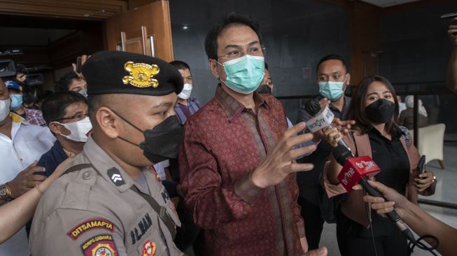 Terdakwa Azis Syamsuddin (tengah) berjalan usai menjalani sidang perdana kasus suap mantan penyidik KPK AKP Stepanus Robin Pattuju alias Robin di Pengadilan Tipikor, Jakarta, Senin (6/12/2021).  ANTARA FOTO/Aditya Pradana Putra
