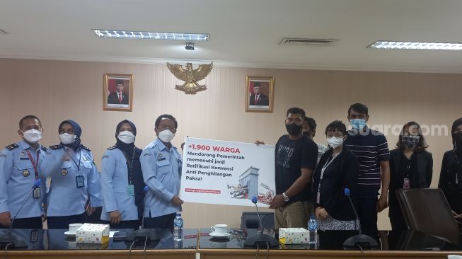 Koalisi Indonesia Anti Penghilangan Paksa menyerahkan petisi yang berisi desakan kepada Presiden Joko Widodo (Jokowi) untuk segera memenuhi janji ratifikasi Konveksi Anti Penghilangan Paksa. (Suara.com/Yosea Arga)