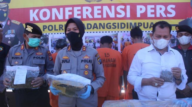 Ketakutan Ditangkap Polisi, Pengedar 12 Kg Ganja Padangsidimpuan Tekincit di Celana