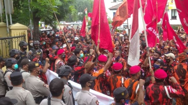 Tuntut Junimart Girsang Dicopot dari DPR RI, MPC PP Depok Demo di Gedung DPRD