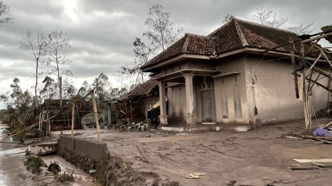 Bantu Korban Bencana Erupsi Gunung Semeru, IDAI Siapkan Relawan Dokter Spesialis Anak