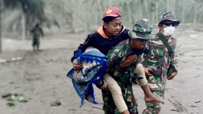 Bantu Evakuasi Korban Letusan Gunung Semeru, TNI AU Kirim Pasukan Khusus