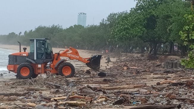 Pantai Kuta hingga Legian Diserbu Sampah Puluhan Ton, Didominasi Batang Kayu