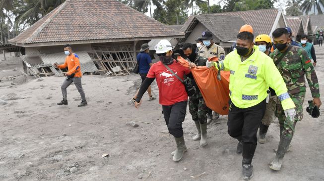 Tim SAR gabungan mengevakuasi jenazah korban yang tertimbun material guguran awan panas Gunung Semeru saat operasi pencarian korban di Desa Sumberwuluh, Lumajang, Jawa Timur, Senin (6/12/2021).  ANTARA FOTO/Zabur Karuru