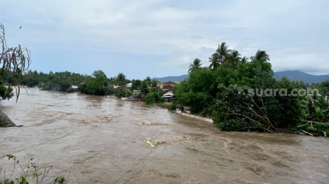 Tanggul Sungai Jebol Langsung Mengarah ke Pemukiman, Rumah Warga di Lombok Barat Amblas