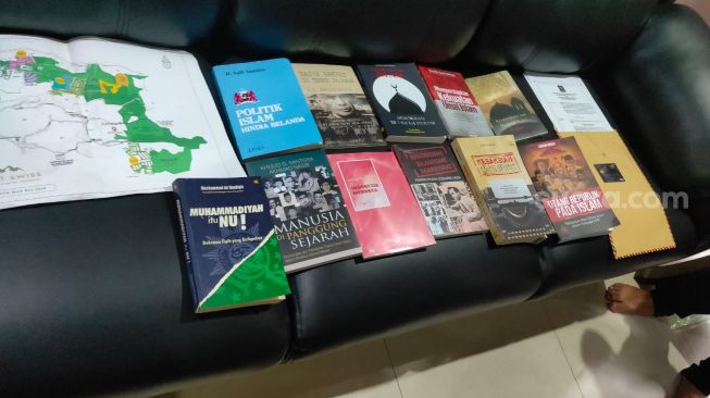 Sejumlah buku dan peta yang disita Densus 88 Antiteror Polri dari rumah Farid Okbah. [dokumentasi]