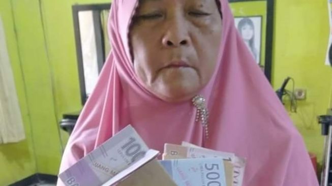 Nenek malang yang terkena hipnotis di Karawang. [Instagram]