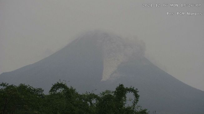 Terjadi 7 Guguran Lava Merapi Dalam 6 Jam, Terjauh Hingga 1,8 Kilometer ke Arah Barat Daya