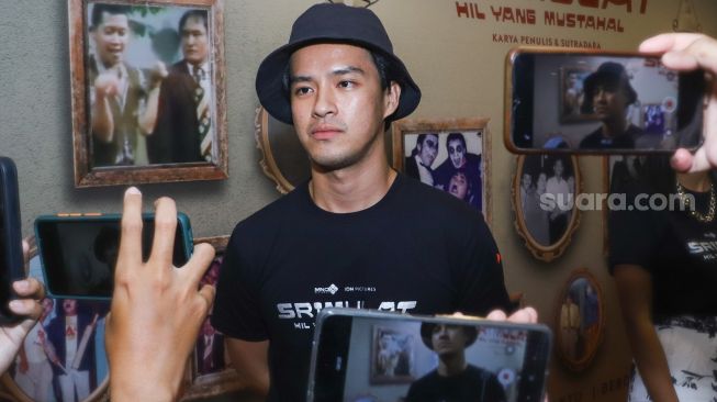 Aktor Morgan Oey ketika ditemui awak media usai jumpa pers film Srimulat : Hil Yang Mustahal di Kebon Jeruk, Jakarta Barat, Senin (6/12/2021). [Suara.com/Alfian Winanto]