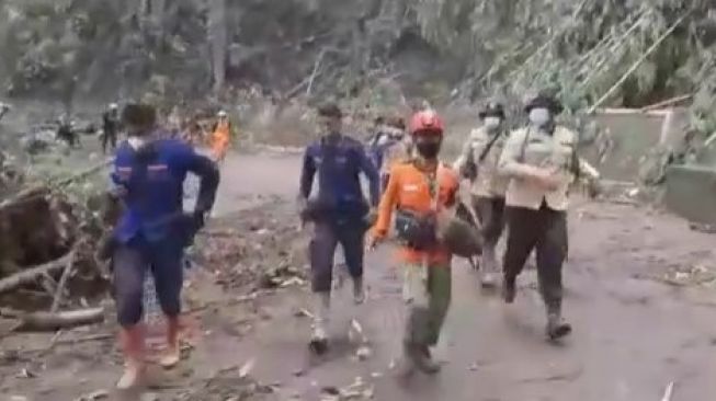 Gunung Semeru Erupsi Susulan, Petugas Panik Berlarian