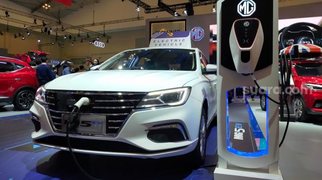 Mobil listrik MG, MG5 EV di GIIAS 2021 lengkap dengan port pengisian atau unit recharging [Suara.com/CNR ukirsari].