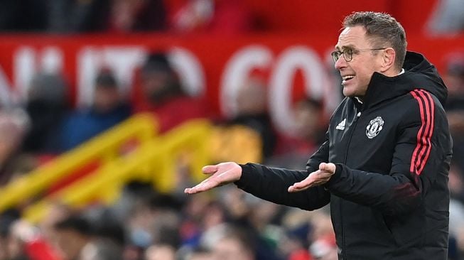 Pelatih kepala Manchester United German Interim Ralf Rangnick bereaksi selama pertandingan sepak bola Liga Premier Inggris antara Manchester United melawan Crystal Palace di Old Trafford di Manchester,  laut Inggris, pada 5 Desember 2021.Paul ELLIS / AFP