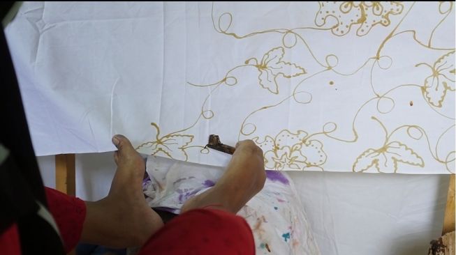 Kisah Trimah, Pengrajin Disabilitas yang Membuat Batik Pakai Kaki