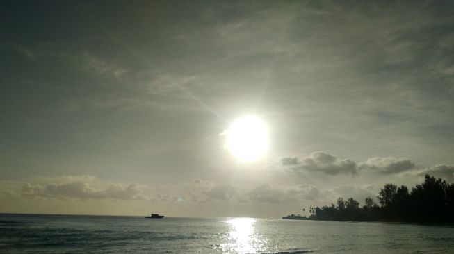 Berburu Sunrise &amp; Sunset di Jiku Merasa, Pulau Buru